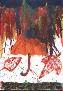 Zdjęcie przedstawia pracę nagrodzoną w konkursie plastycznym dla dzieci. Po środku kartki widnieje parasol, obok którego po każdej ze stron znajdują sie liście. Z góry na parasol pada kolorowy deszcz.