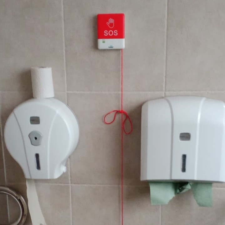 Na zdjęciu widać podajniki do papieru i ręczników papierowych oraz sygnalizator S.O.S.