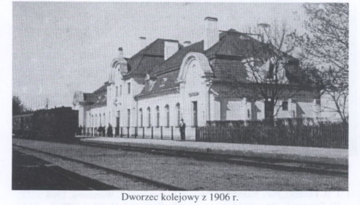 czarno-biały skan fotografii, na którym widnieje budynek dworca kolejowego w Hajnówce z 1906 roku.